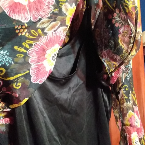 Vince Camuto Large Floral Blouse With Black Slip - Picture 7 of 7